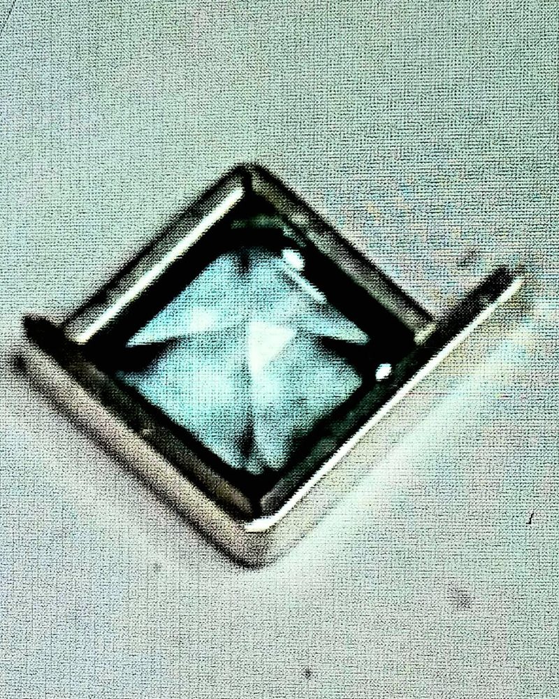 Anillo de diseño geométrico con piedra natural