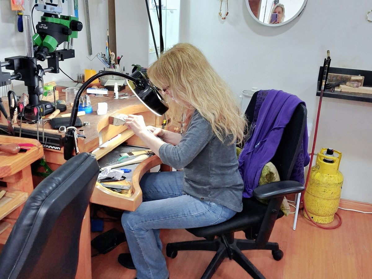 Clase de joyería en el taller · Plan Continuo