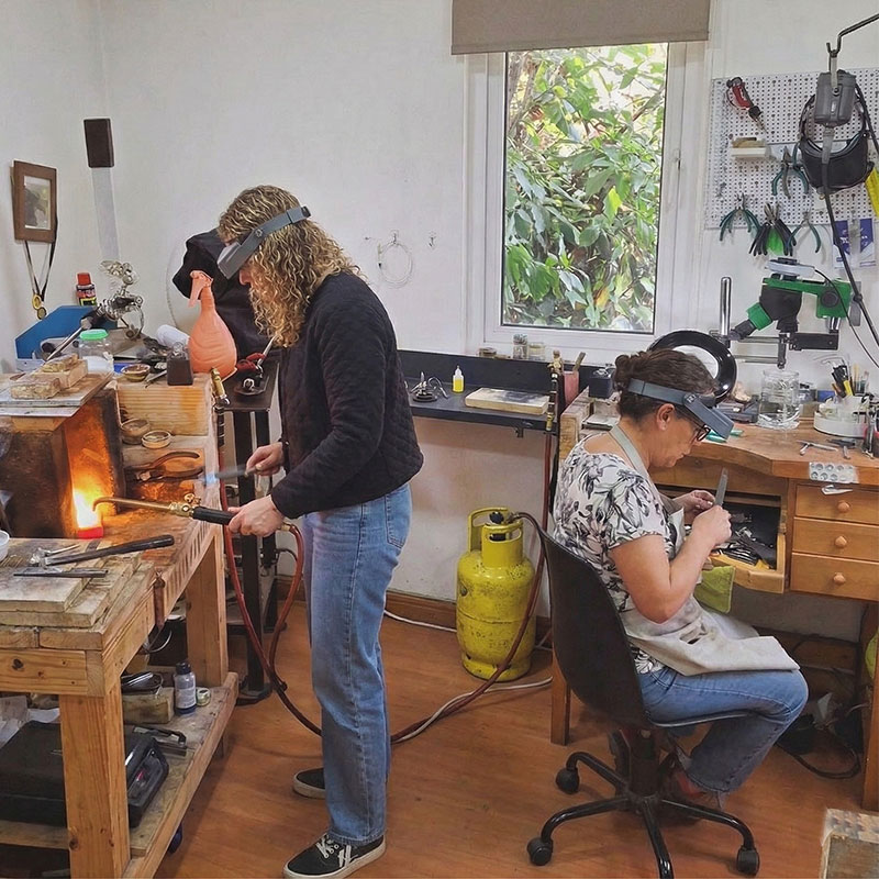 Gabriela Osorio trabajando una pieza de joyería en el taller Círculo de Fuego